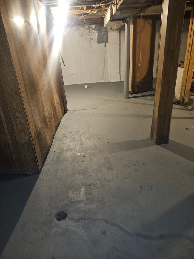 Building Photo - 3 Bedroom 1 Bath Ranch