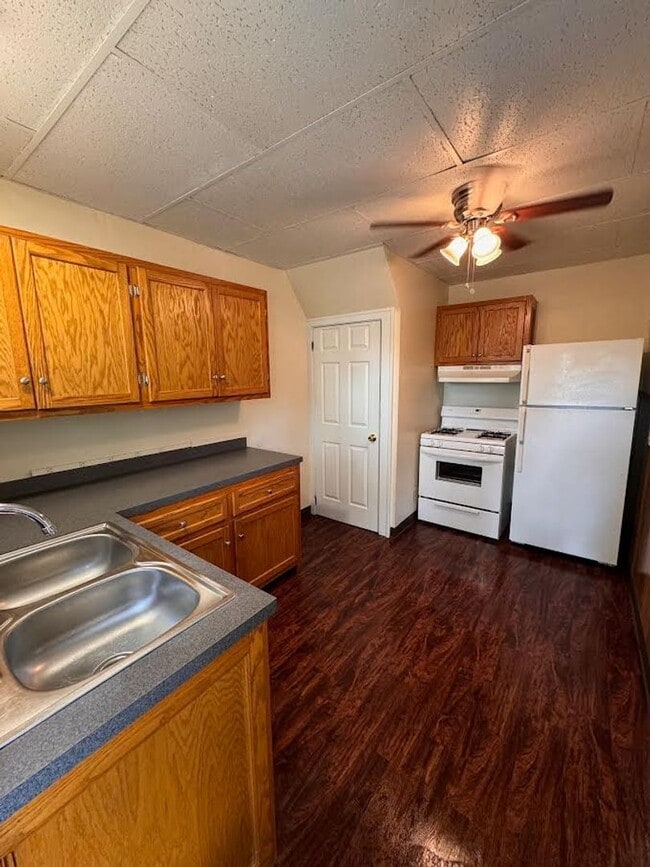 Building Photo - 453 E Kline St