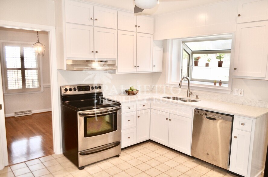 Building Photo - 102 Forestdale Dr
