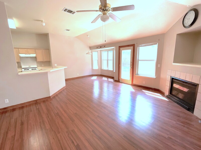 Building Photo - 218 Sunshadow Dr