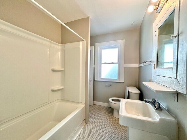 Building Photo - Spacious Four Bedroom Home in Southeast Grand Rapids