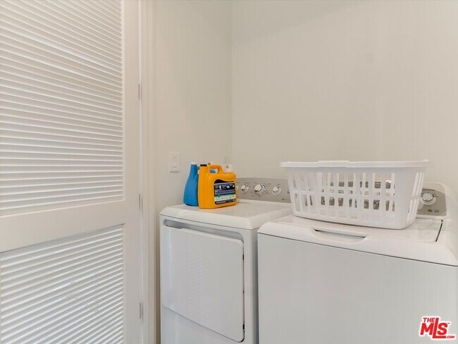 Building Photo - 4830 Pickford St