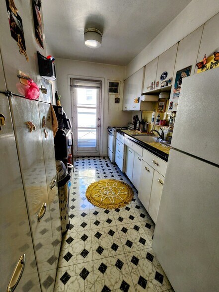 Building Photo - 2204 E Locust St