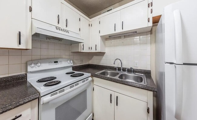 Building Photo - Modern 2BR Condo at Pembroke Gardens – Balcony, Pool Access & Utilities