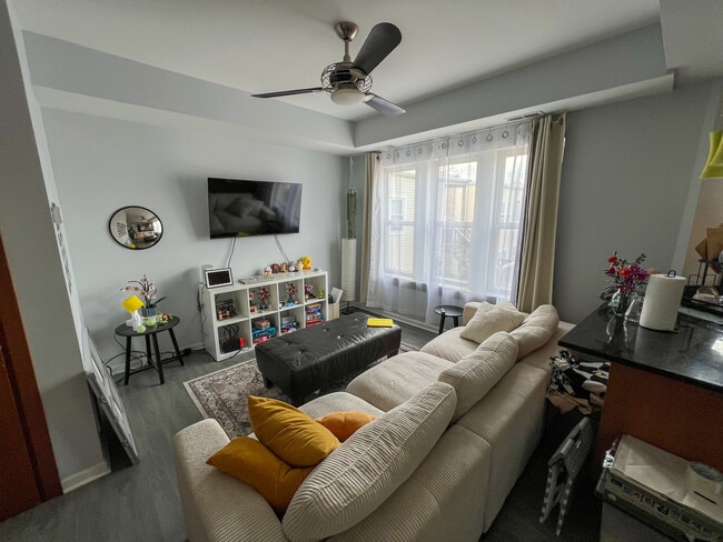 Building Photo - 6421 N Greenview Ave