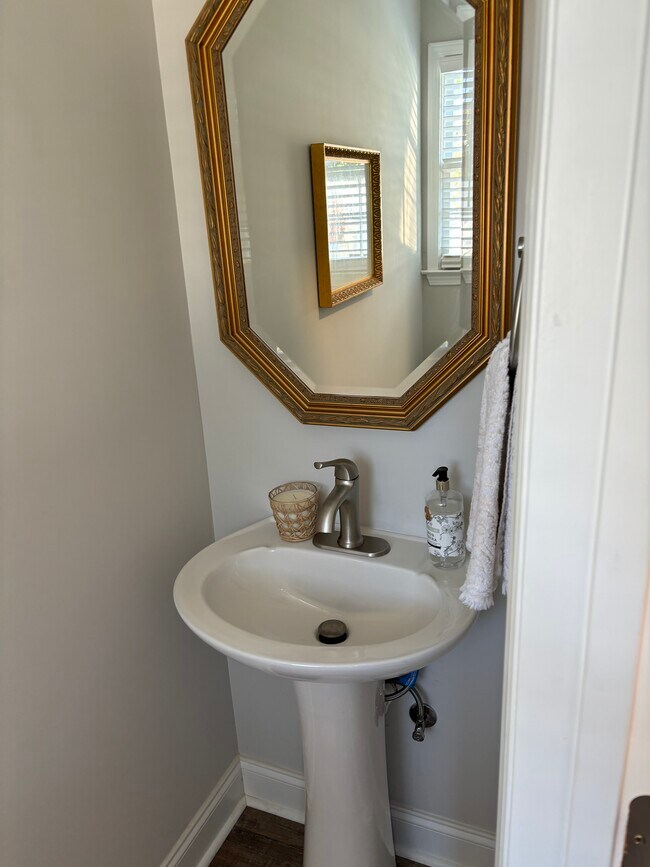 Building Photo - 303 Stonehaven Ln