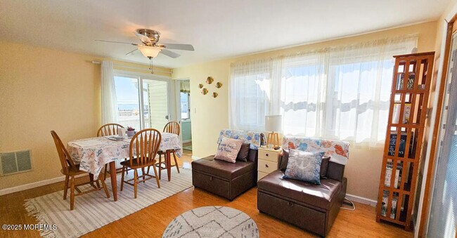 Building Photo - 1022 S Green St