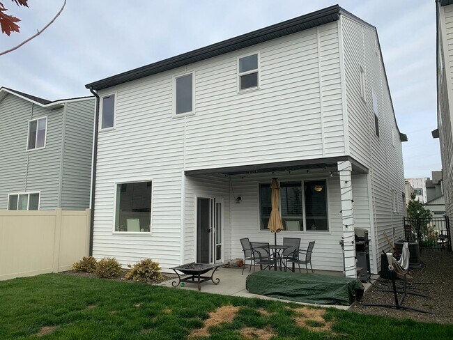 Building Photo - Newer 4 bed 2.5 bath home off Overland and...