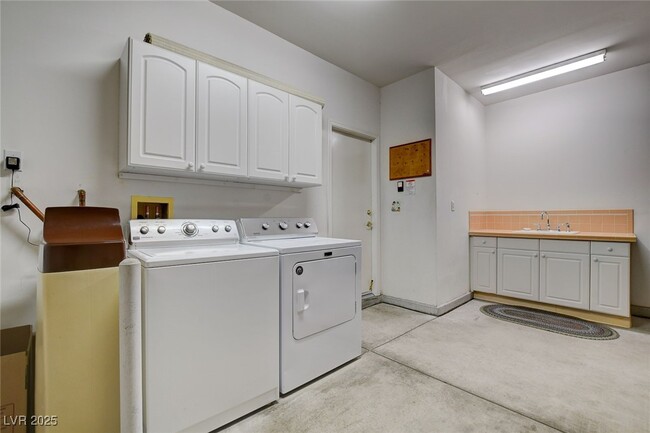 Building Photo - 576 Carmel Mesa Dr