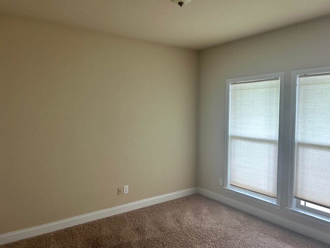 Building Photo - 9930 Summer Woods Cir N