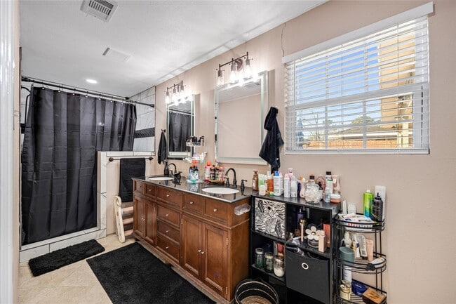 Building Photo - 922 Gilpin St