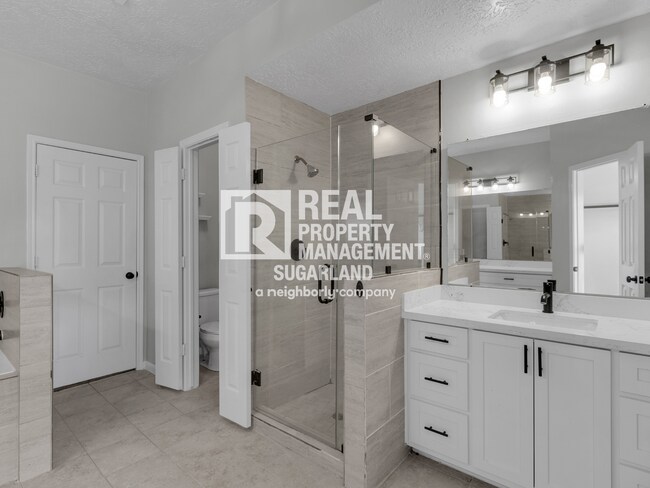 Building Photo - Executive Living in the Heart of Sugar Land