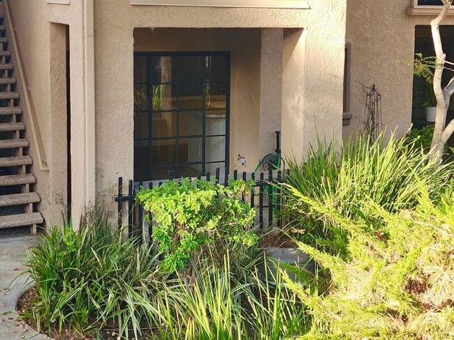 Building Photo - 1046 Calle Del Cerro