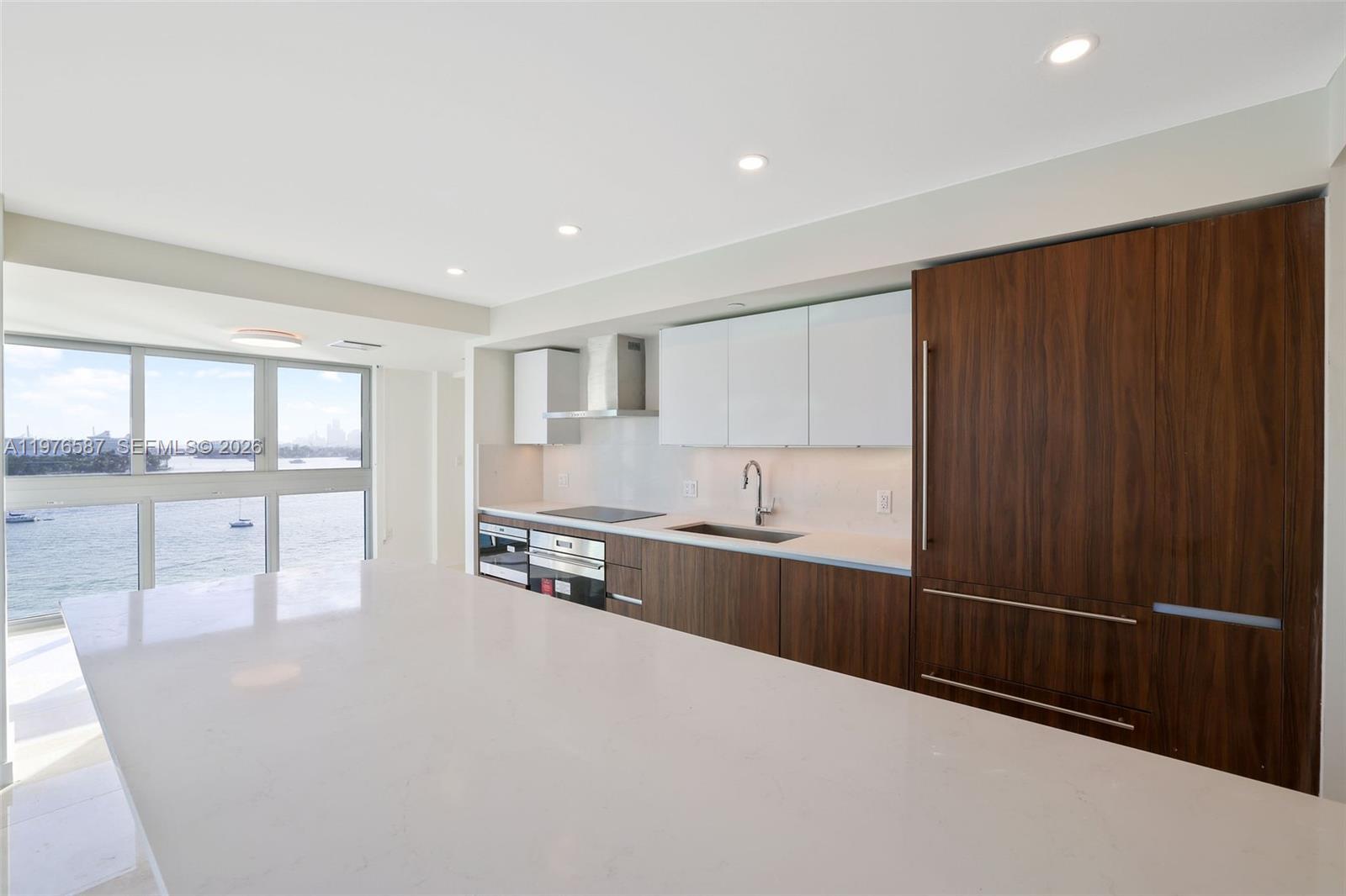 Building Photo - 1500 Bay Dr