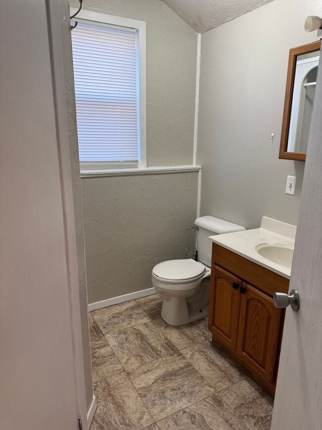 Building Photo - 4 Bedroom, 2 Bath Home for Rent