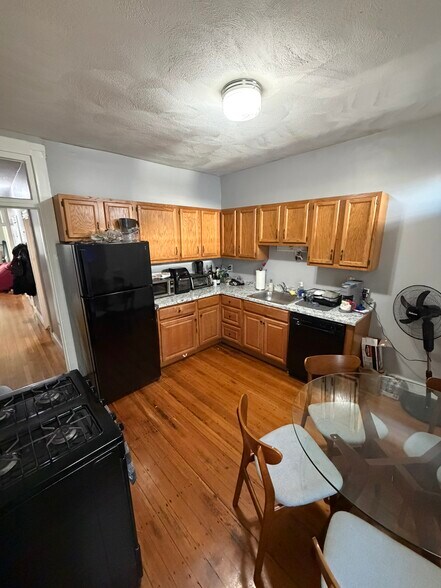 Building Photo - 123 Hillside St