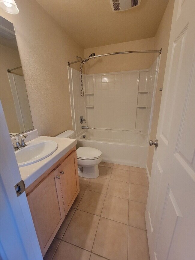 Building Photo - Gorgeous Condo in the heart of Folsom Community