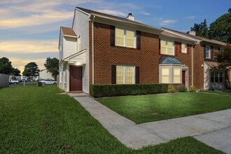 Building Photo - Yorktown Living