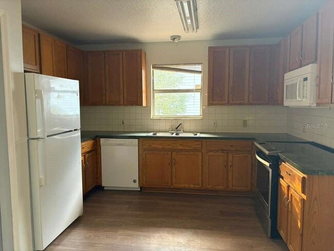 Building Photo - 548 E Walts Ave