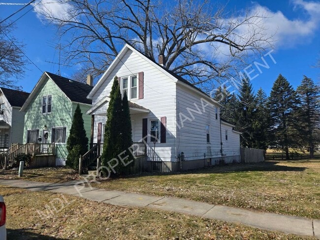 Building Photo - Spacious 3-Bedroom Home