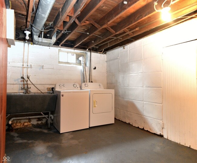 Building Photo - 627 E 54th St