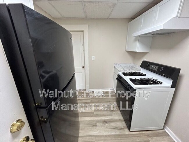 Building Photo - 100 Rush St