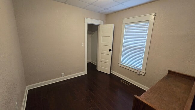 Building Photo - 403 W Memorial Dr