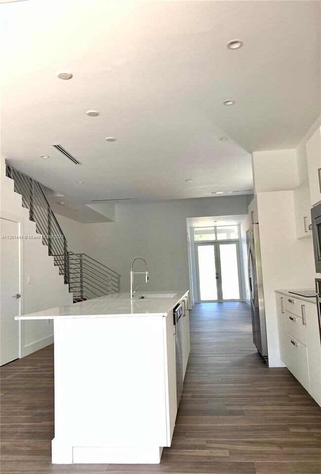 Building Photo - 2852 SW 32nd Ct