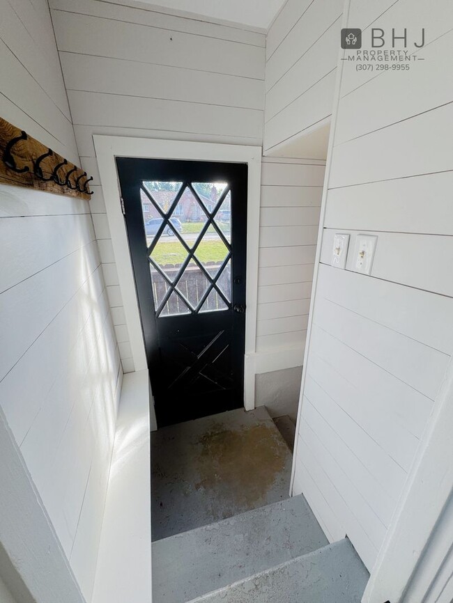 Building Photo - DOG FRIENDLY, 3 BED/ 1.5 BATH SINGLE FAMIL...
