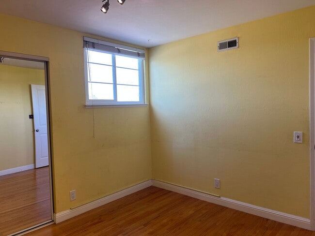 Building Photo - Largest of the very popular Kay floor plan...