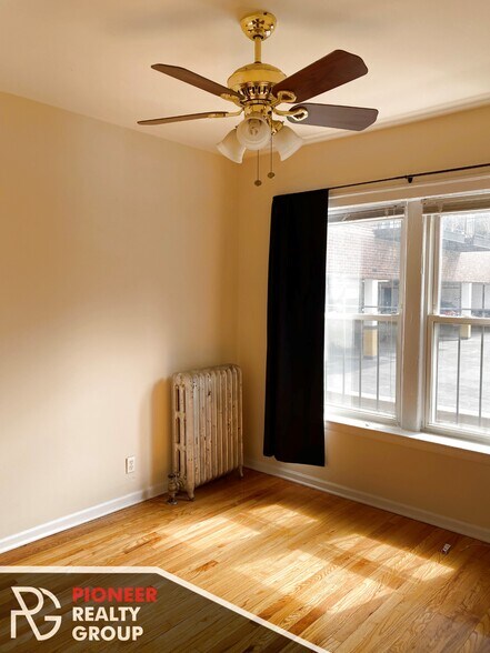 Building Photo - 3921 N Pine Grove Ave