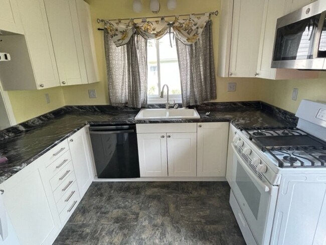 Building Photo - ADORABLE 3 BED 1.5 BATH BUNGALOW -----DEERING ST.