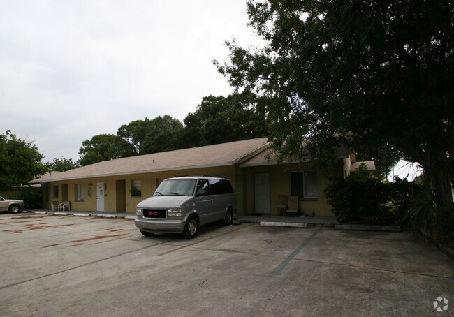 Building Photo - Bayshore Oaks