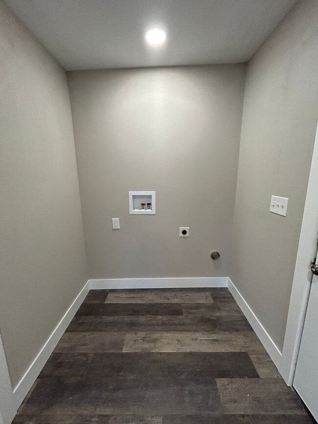 Building Photo - YOU HAVE GOT TO SEE THIS ONE!!! IT'S A STUNNER! 1br/1ba House w/Washer and Dryer Hookups! NEW APP...