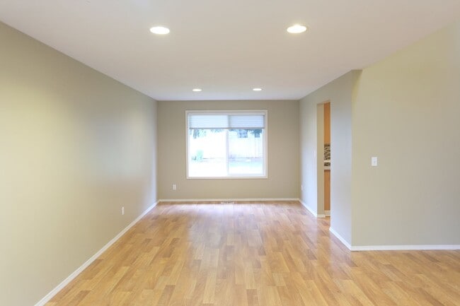 Building Photo - !!!HALF MONTH RENT FREE!!!? Beautifully Updated Home in a Peaceful, Highly Desirable Fisher’s Lan...