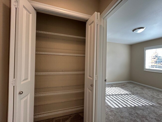 Building Photo - Gorgeous 4 Bed, 2.5 Bath Tuscany Home!