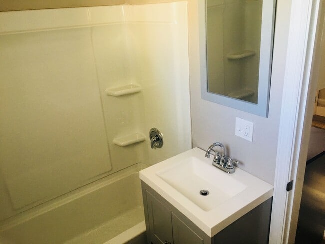 Building Photo - 3 bedroom in heart of South Side