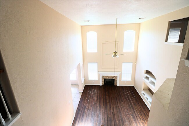 Building Photo - 8607 Saratoga Dr