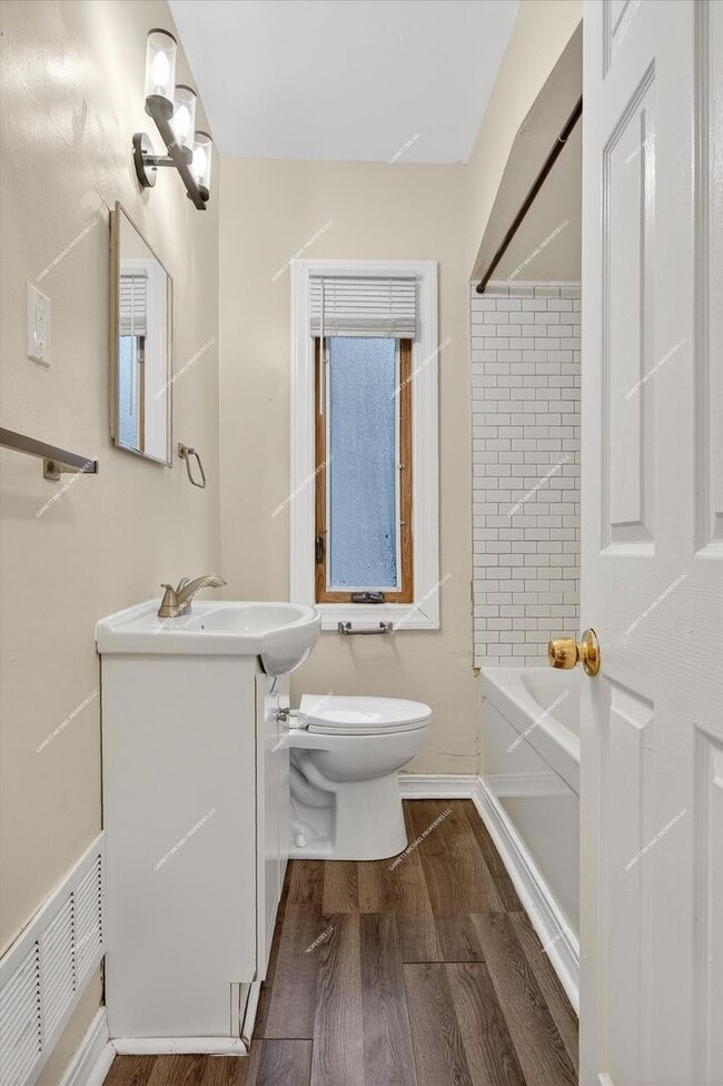 Building Photo - Charming 3-Bedroom Brick Bungalow for Rent in Detroit!