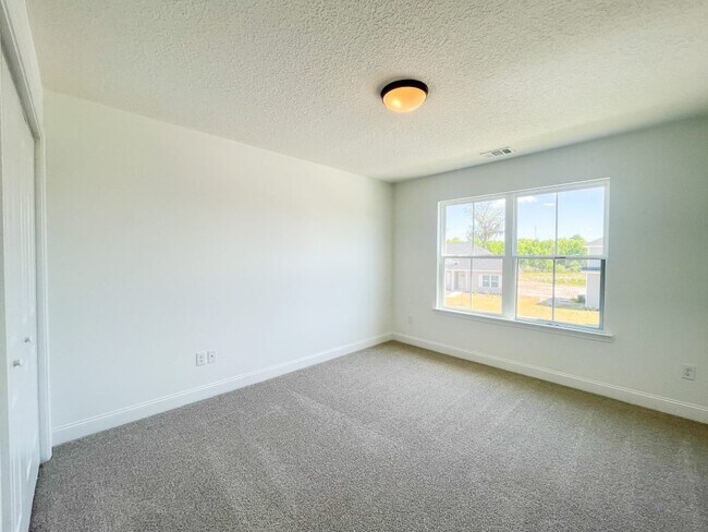 Building Photo - 549 Meloney Dr