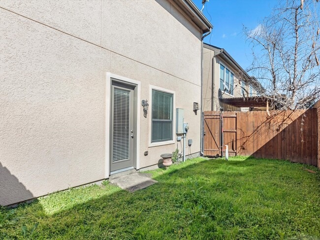 Building Photo - 11643 Royal Oaks View