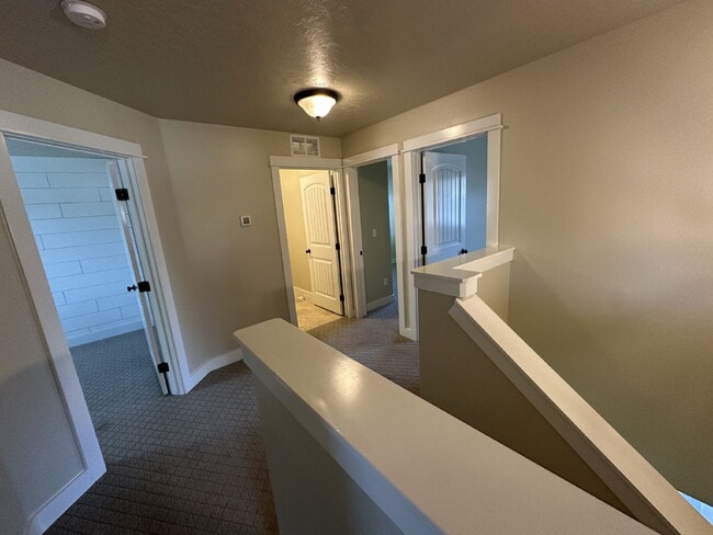 Building Photo - "Charming 4-Bed Home with Granite Accents & Hardwood Elegance in Meridian!"