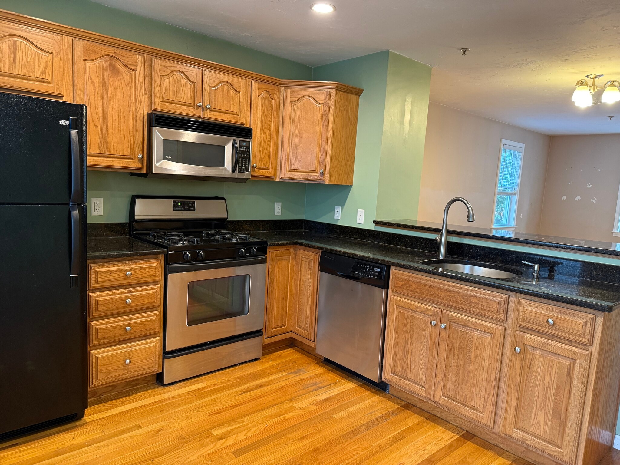 Building Photo - 604 Bedford St