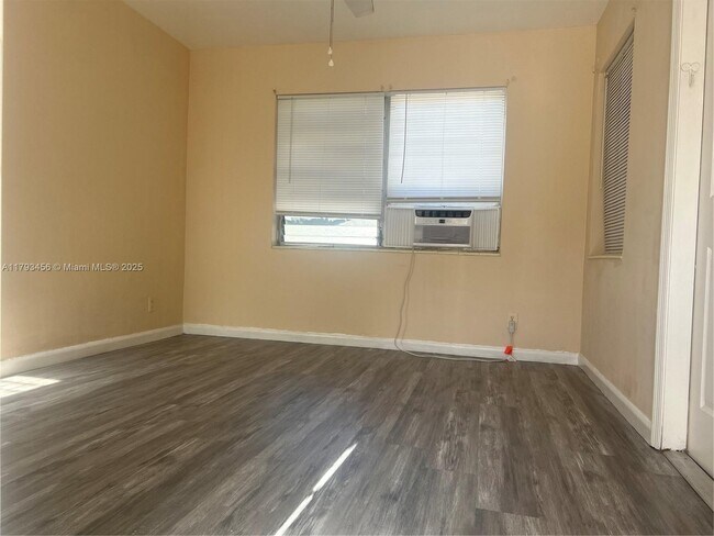 Building Photo - 211 SE 9th Ct