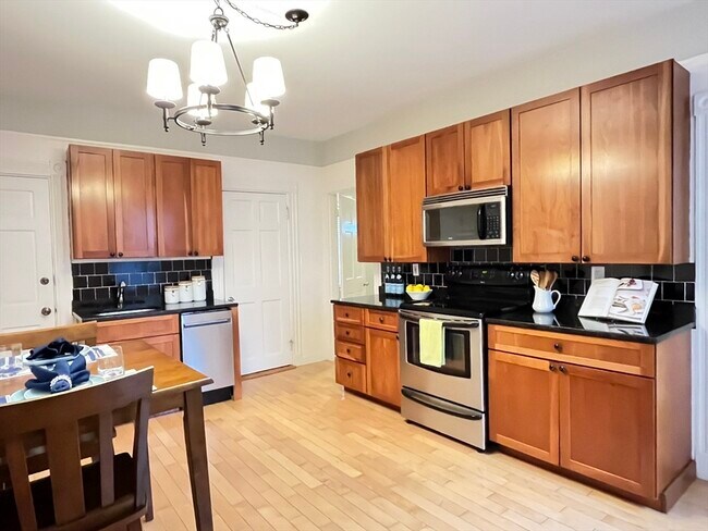 Building Photo - 128 Chestnut St