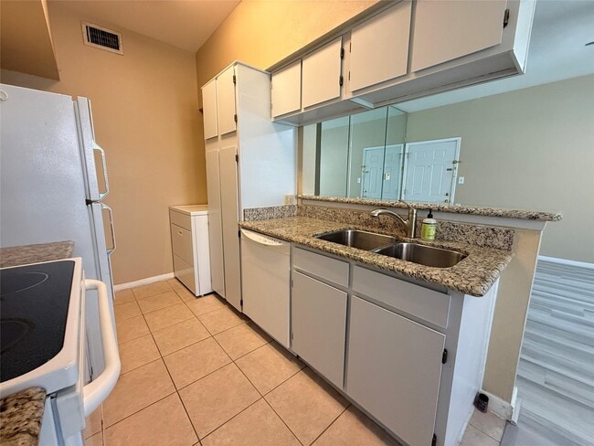 Building Photo - 2626 Holly Hall St