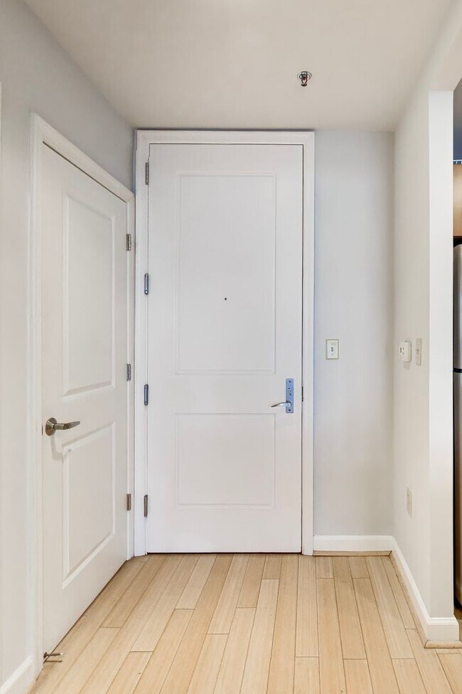 Building Photo - AMAZING LOCATION! This stunning 1 bedroom with DEN & 1.5bath