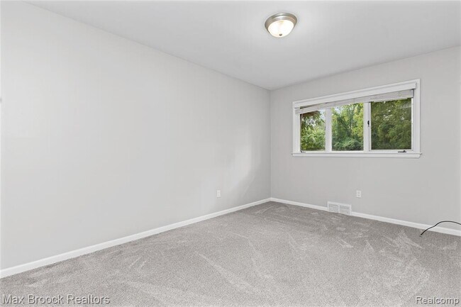 Building Photo - 3988 Lakeland Ln