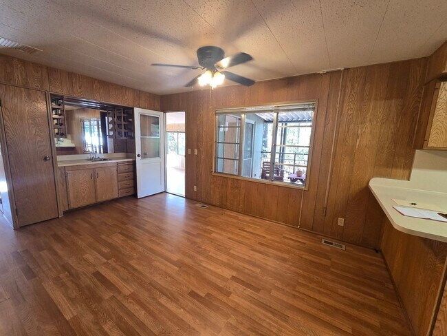 Building Photo - Light and Airy 2 Bedroom 2 Bath In Heather Glen Estates