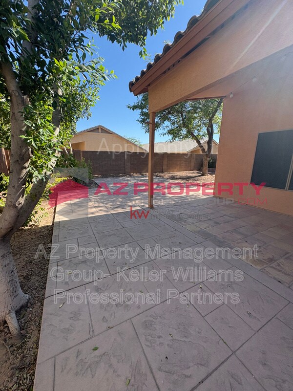 Building Photo - 15745 W Latham St